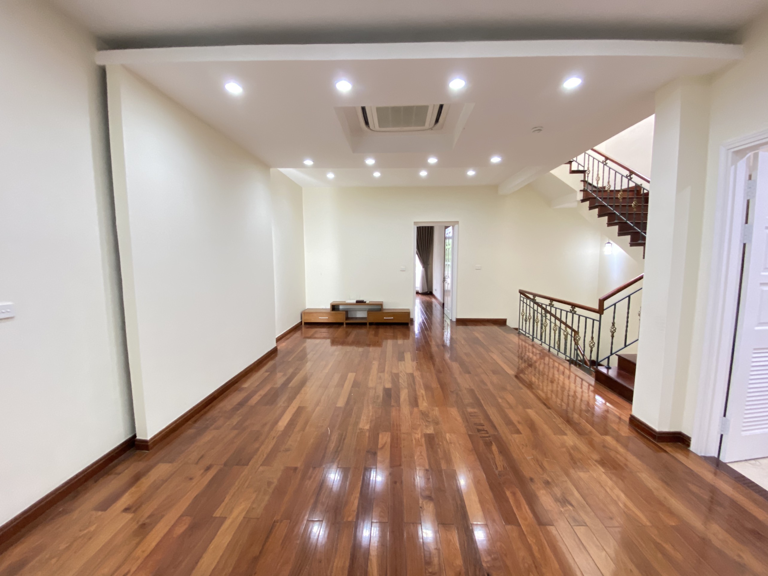 Cho thuê biệt thự 4 Phòng Ngủ ở lô T5 Khu Đô Thị Nam Thăng Long - Ciputra Hà Nội 6