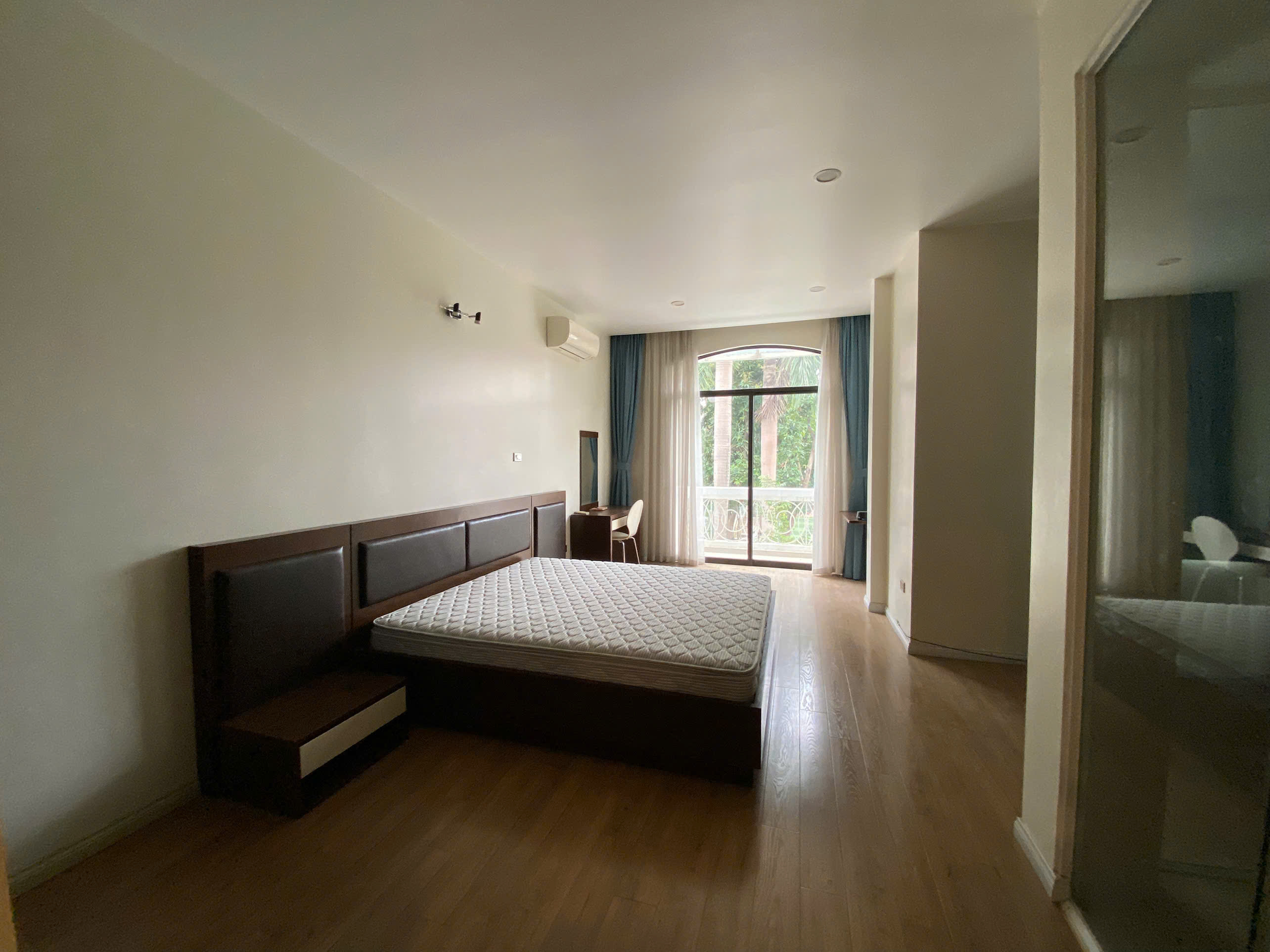 Bán biệt thự lô C2 giá rẻ diện tích 126m2 ở khu Ciputra Hà Nội giá hơn 46 Tỷ 10