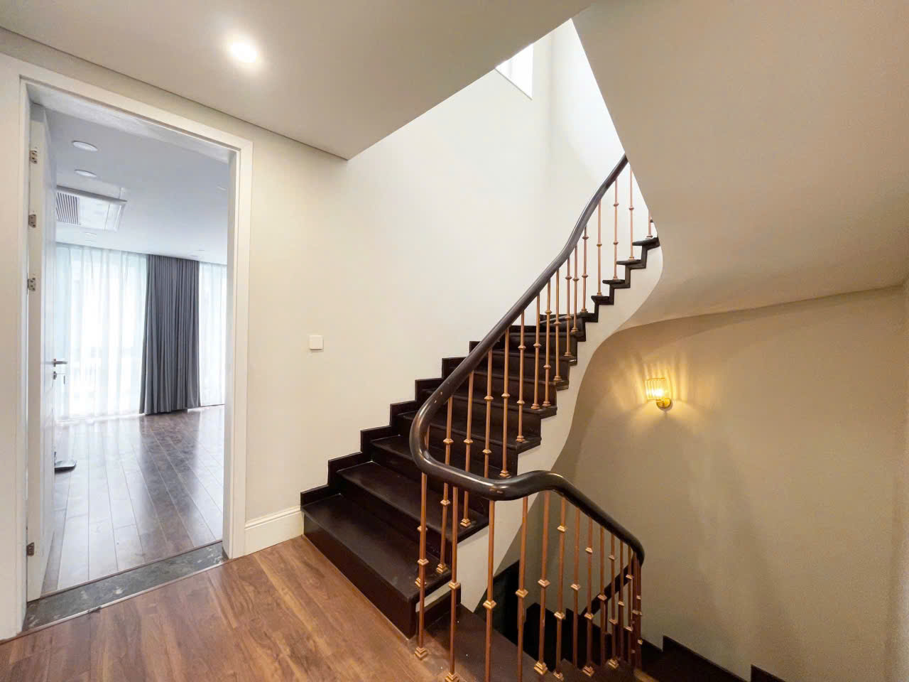 Biệt thự 5 Phòng Ngủ đủ đồ cho thuê ở lô K giá rẻ 65 Triệu/Tháng đang chống 14