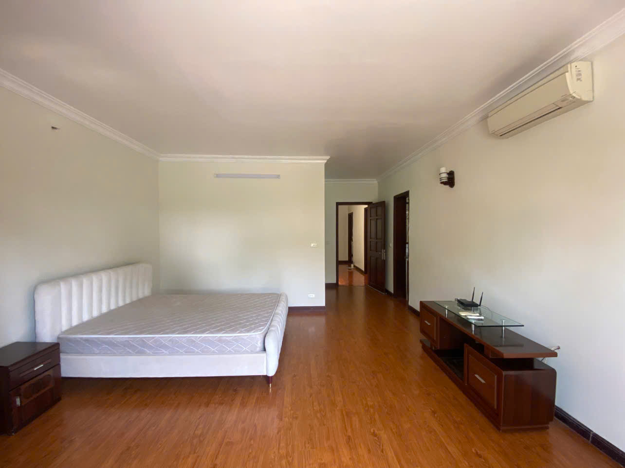 Biệt thự cho thuê 5 PN mặt đường đôi lô C1 Đối diện trường Academe giá 43 Triệu/Tháng 9