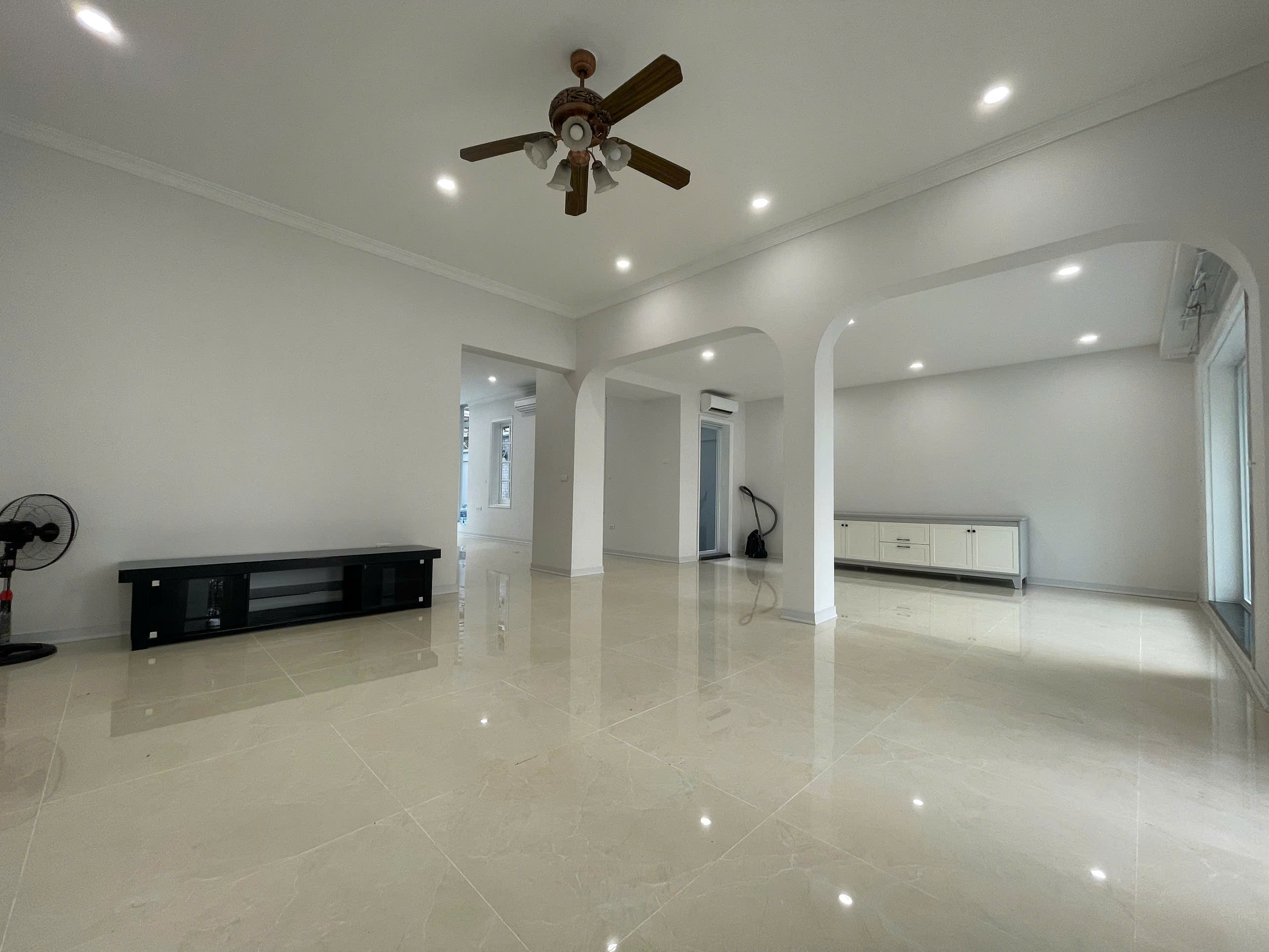 Biệt thự thuê mặt đường Đôi Lô C Khu Đô Thị Nam Thăng Long - Ciputra Hà Nội cho thuê 1