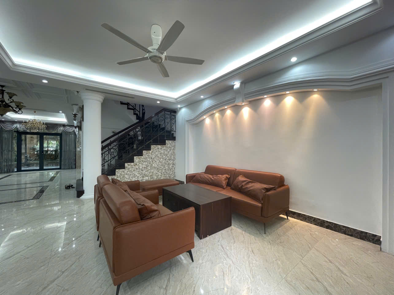 Cho thuê biệt thự 4 Phòng Ngủ mặt đường đô lô C diện tích 198m2 giá hợp lý 2