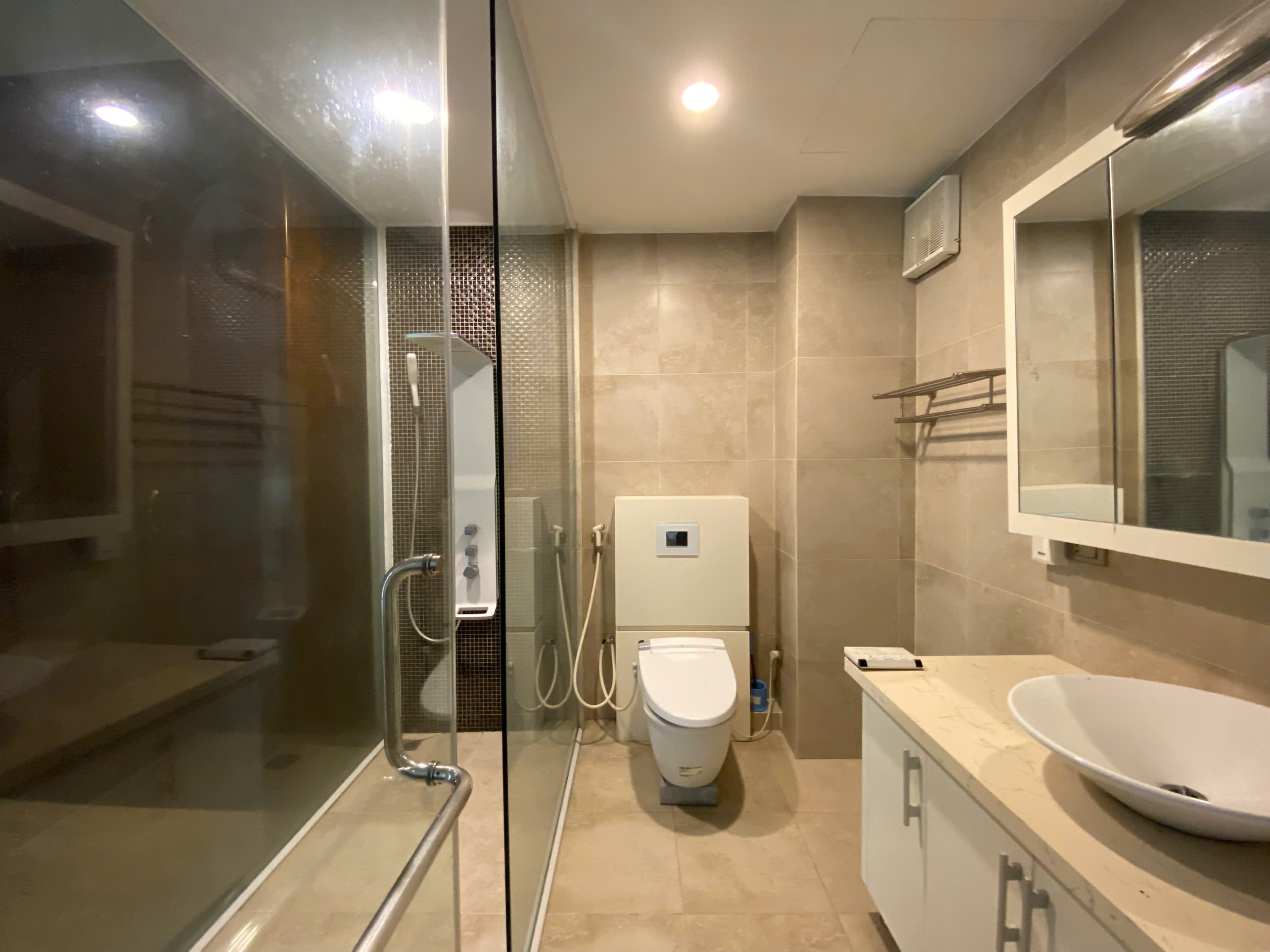 Cho thuê biệt thự 4 Phòng Ngủ nội thất cơ bản ở Lô C4 diện tích 126m2 giá hơn 20 Triệu 8