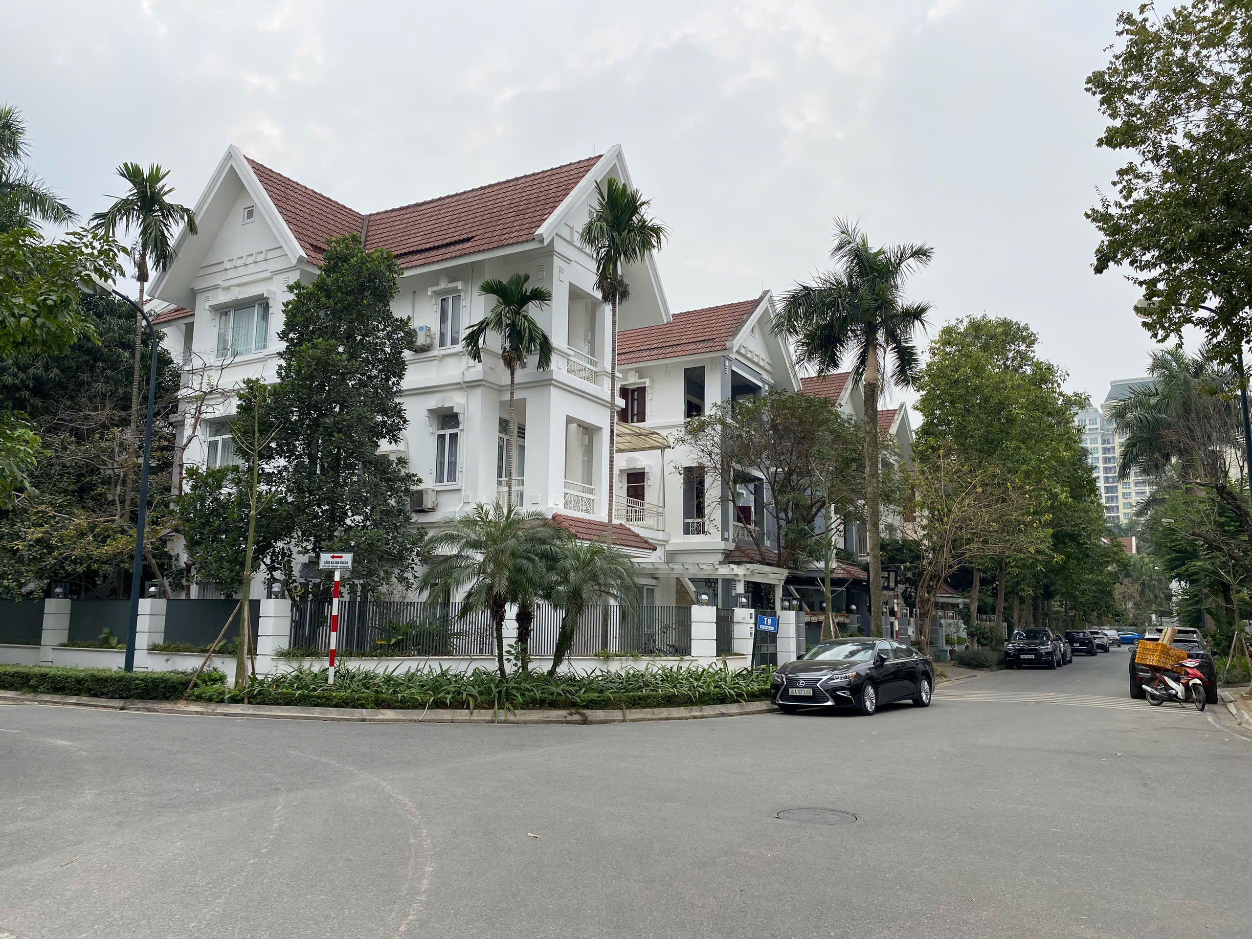 Lô Góc 2 mặt Thoáng ở Lô T Khu Ciputra Hà Nội DT 320m2 giá rẻ cho nhà đầu tư