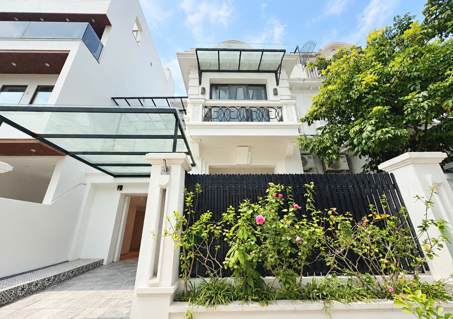 Cho thuê biệt thự 4 Phòng Ngủ DT 2002m2 đủ đồ ở khu đô thị Nam Thăng Long giá rẻ